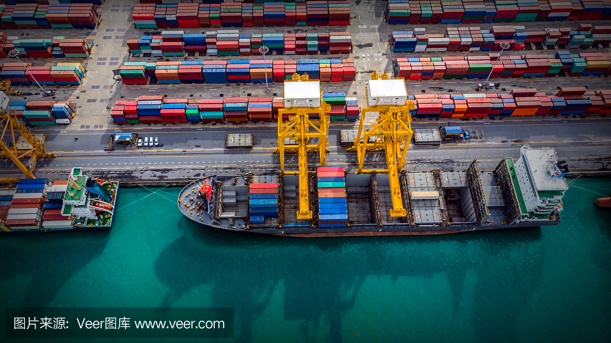 在船厂从事集装箱货轮和货机的物流运输与工作起重机桥,物流进出口和运输行业背景
