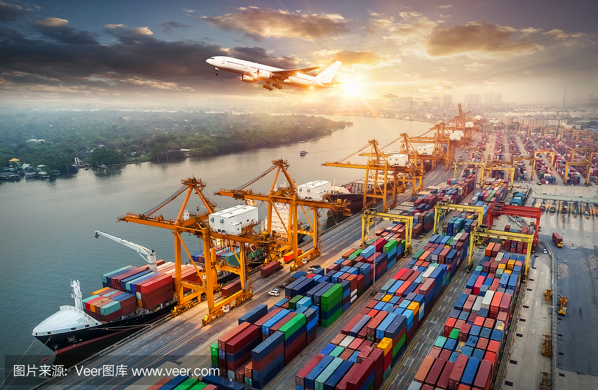 物流与运输的集装箱货轮和货机与工作起重机桥在日出船厂,物流进出口和运输行业背景